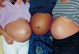 Drei schwangere Frauen Bäuche